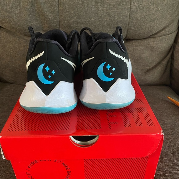 Kyrie low 3